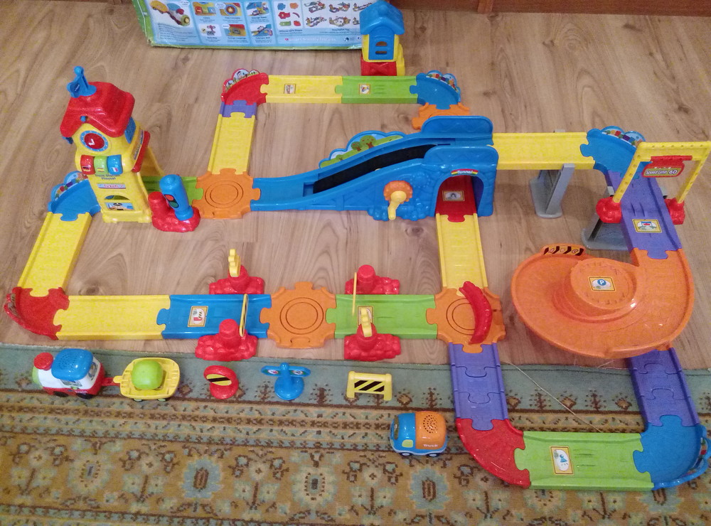 Включи трек какая. Трек железная дорога. Трек с гаражом конструктор детский. Vtech игрушки железная дорога. Vtech железная дорога комплектация.