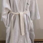 Унисекс!махровый белый халат в отличном состоянии на пышные формы.размер One size (XL-3XL)