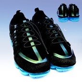 Мужские черные кроссовки с голубой в стиле подошвой Nike Air на шнуровке.