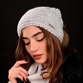 Зимняя женская молодежная шапка с натуральным бубоном-флис.