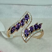 Шикарное кольцо зигзаг с фиолетовыми фианитами и белыми цирконами.Позолота 585 пробы 18К.Размер 16,5