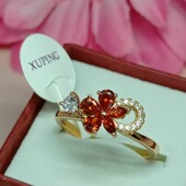 Великолепное кольцо цветок с красными алпанитами и белыми фианитами.Размер 18.Позолота 585 пробы.