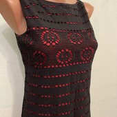 Розпродаж!!! Сукня перфорація чорне на червоному.