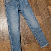 Фирменные джинсы на девочку 7-8 лет.