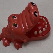Новая игрушка крокодил кусачка ( нажимаешь на больной зуб и он кусает)