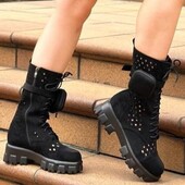 Женские ботинки замшевые с перфорацией на молнии и шнуровке на тракторной подошве.