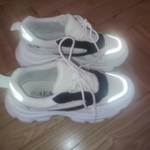 Кросівки зі світловідбиваючими елементами. Стелька 23,1 см