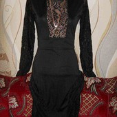 чорна сукня з ажурними вставками