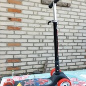 Самокат фірми Scooter. Колеса світяться при їзді.