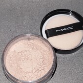 Матуюча розсипчаста пудра MAC Prep + Prime transparent finishing powder.