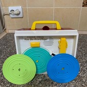 Вінтажний музичний дитячий програвач та 3 двустороні платівки фірма Fisher Price