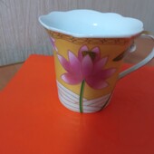 Маленька чашечка для дівчинки