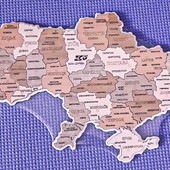 Багатошарова настінна карта України з дерева в розмірі 35х25см