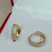 Великолепные серьги колечки с дорожками фианитов. Позолота 585 пробы 18К.