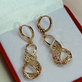Шикарные серьги-висюльки с греческим узором и фианитами.Позолота 585 пробы 18К.