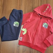 Спортивний костюм, на спині рюкзак 116см.