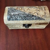Дерев'яна шкатулка з чеканкою