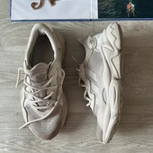 Светлые спортивные кроссовки