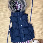 Жилетка утепленная с капюшоном для девочки 7-8лет