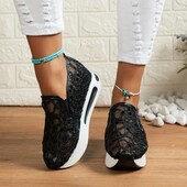 Жіночі чорні кросівки хайтопи на прихованій танкетці.