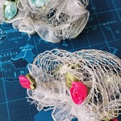 Дві резинки на волосся