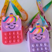 Яскраві дитячі сумочки.