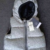 Gap новая теплая стёганая жилетка с капюшоном на ребенка от 0/6 месяцев