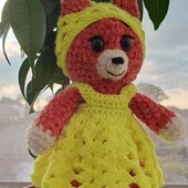 М'яка лисичка з одягом. Висота 18 см.