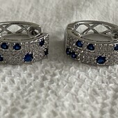 Просто шикарная серьги!!!Под серебро,смотрятся шикарно!Высота 1.8 см,диаметр колечка 1.6 см