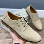 Мужские замшевые туфли на шнуровке на шнуровке в бежевом цвете.