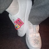 Білосніжні дитячі мокасіни.