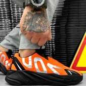 Чоловічі кросівки в стилі Adidas Yeezy чорні з помаранчевим на шнурівці.