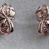 Красивые нежные серьги в виде бантика! 585пробы,высота 1.8 см,ширина 10 мм,смотрятся как золотые