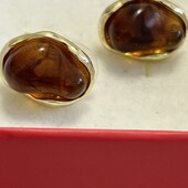Оригинальные серьги-гвоздики,под янтарь , бижутерия .высота 1.8 см/1.3 см