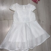 У новому стані святкова сукня на 2роки.