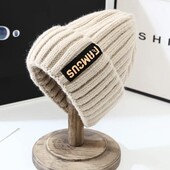 Стильна тепла, бежева шапка у трендовому стилі