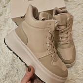 Стильні зручні кросівки з екошкіри на хутрі ,якість супер