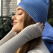Шапка в блакитному кольорі