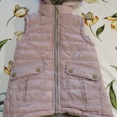 Для дома и улицы! Утепленная жилетка нежно-сиреневого цвета на 116 см. фирмы Grace
