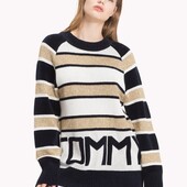 Подовжений фірмовий светр.