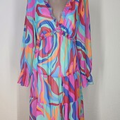 Яскрава різнобарвна літня сукня.