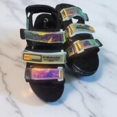 Женские сандали босоножки с голограммой хамелеон на липучках в пайетках.