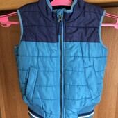 Жилет, жилетка очень теплая, внутри флис, размер 4-5 р. 110 см. Mini Club состояние отличноe