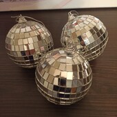 Великі дзеркальні новорічні кулі