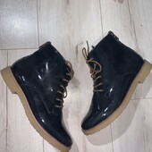 У новому стані лаковані ботінки 38розміру,устілка 24,5см.