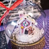 Снежный шар с рождественским украшением в виде сахарного домика