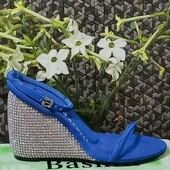 Жіночі босоніжки сині на платформі танкетці прикрашені стразами.