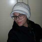 Красивая, тёплая и качественная шапочка с козырьком.В идеальном состоянии.Описание.