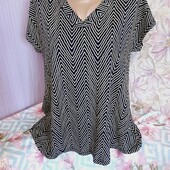 Футболочка Ідеальний стан. Обг 100.модний принт. віскоза