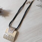 Кольє з масивною підвіскою